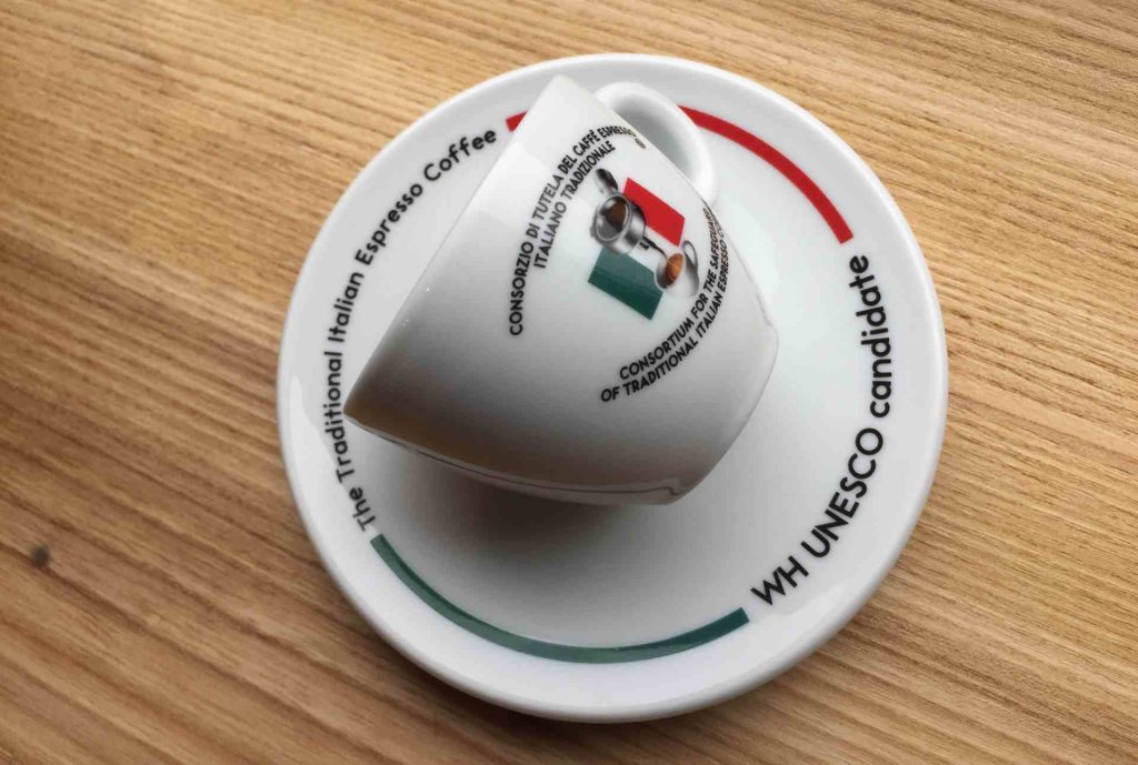Tazzina da espresso su piattino
