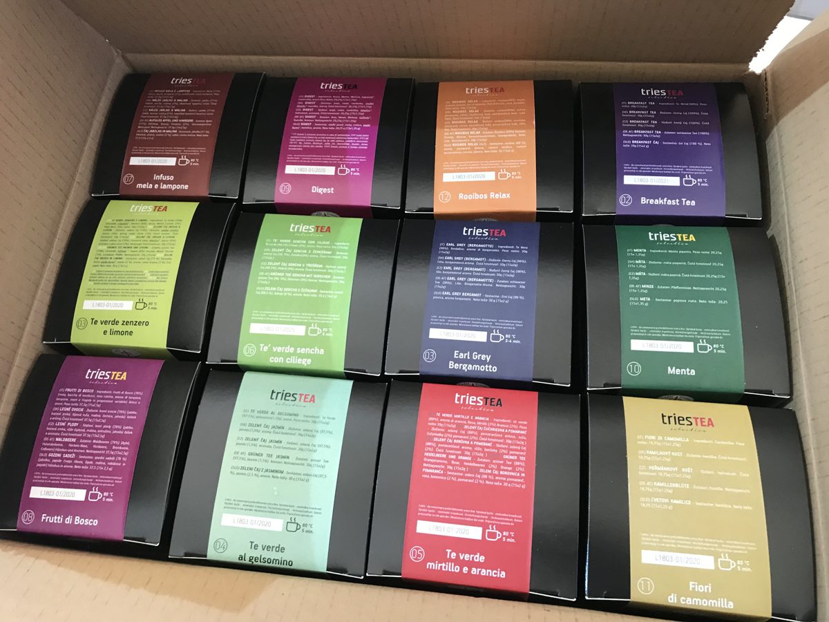 Scatole di tè in filtri piramidali con etichetta a fascia personalizzata per ogni gusto